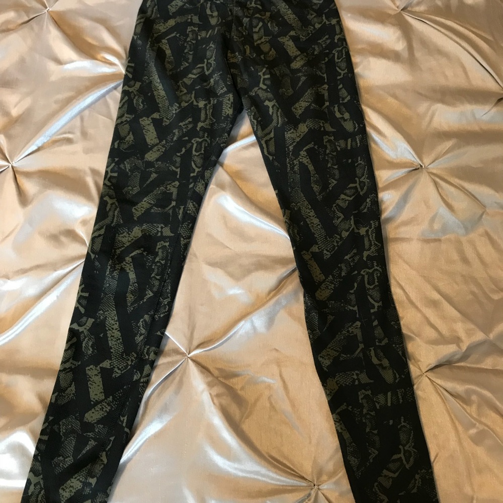 NEW Nike patterned just do it leggings size small